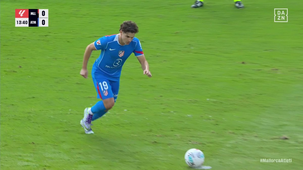 Yo creo que Julián Álvarez lo ha tirado bien. Es un paradón de Leo Román. Más mérito del portero que fallo del delantero.