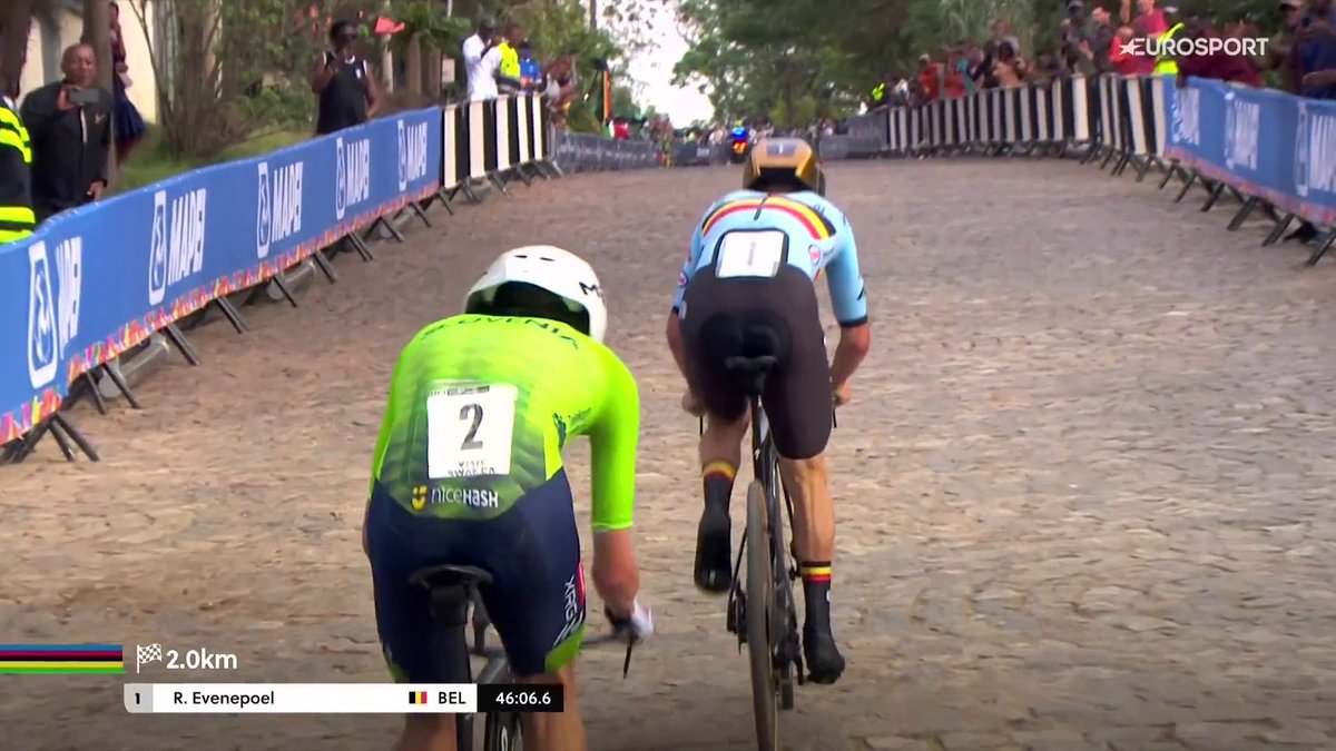 Un momento storico? Forse. Di sicuro ci sono venuti i brividi ๐ช Remco Evenepoel sorpassa Tadej Pogacar, partito due minuti prima, mettendo le cose in chiaro: nelle crono non ce nโรจ per nessuno ๐ฅ #Ciclismo #Cycling #Kigali2025 #Evenepoel #Pogacar