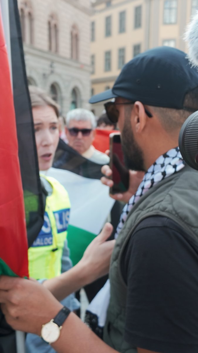 Palestinaaktivisternas dominansbeteende fortsätter – nu står de och filmar både polisen och mig med mobilkameran rakt upp i ansiktet. Ett skolboksexempel på dålig vandel.