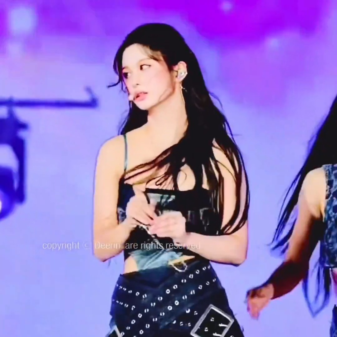 Sullyoon got pissed on stage because of accessory malfunction
