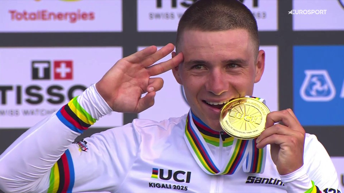 🌈 El 𝒎𝒂́𝒔 𝒈𝒊𝒈𝒂𝒏𝒕𝒆 entre los gigantes 👑 Remco Evenepoel se baña el oro, escoltado por Vine (2º) y Van Wilder (3º), en el que es su tercer Mundial en la modalidad de contrarreloj de forma consecutiva #Kigali2025