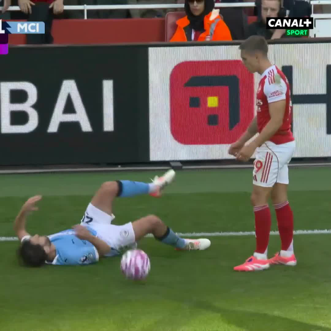 Když podáváš kamarádovi míč poté, co tě vytočil… 🤭