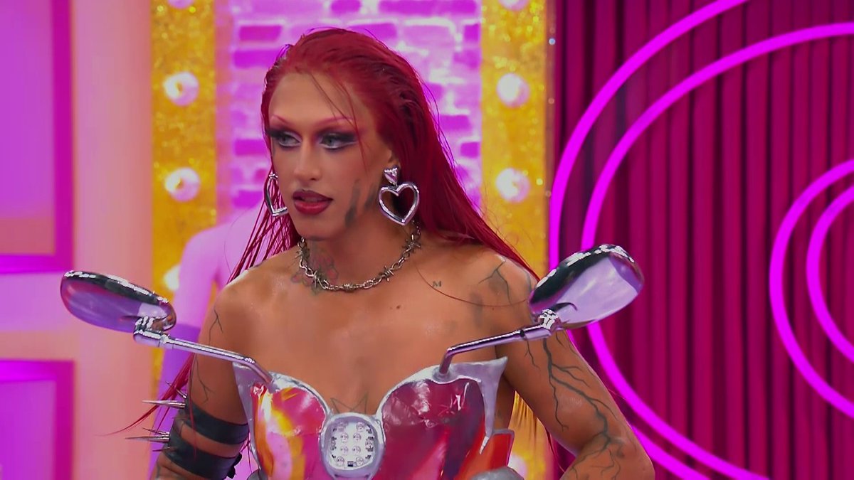 ¡Motomamiiii! 🏍️ Nori ¿Estamos en un club de streap tease? 🤔 ✨ Disfruta de las entradas al taller de #DragRaceEs ▶️
