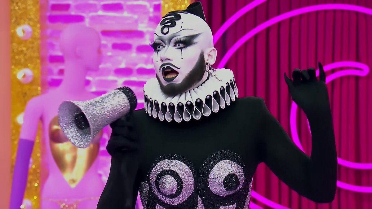 ¿De pronto ha vuelto la tele en blanco y negro? 😳 ¡AH NO! Es Denebola Murnau 🖤 ✨ Disfruta de las entradas al taller de #DragRaceEs ▶️