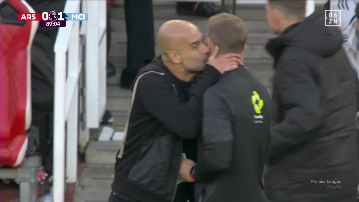 💋 El beso de Guardiola al cuarto árbitro del Arsenal-Manchester City 😮 El técnico español pasó de dialogar sobre una acción del partido... a besar en la cara al colegiado