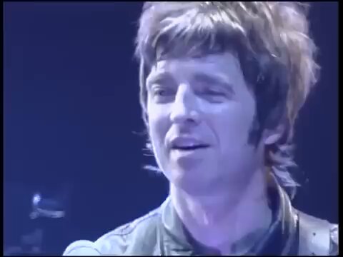 se me llenan los ojos de lágrimas al ver lo realmente conmovido, honrado, orgulloso y feliz que se sentía noel mientras el público cantaba don’t look back in anger con él