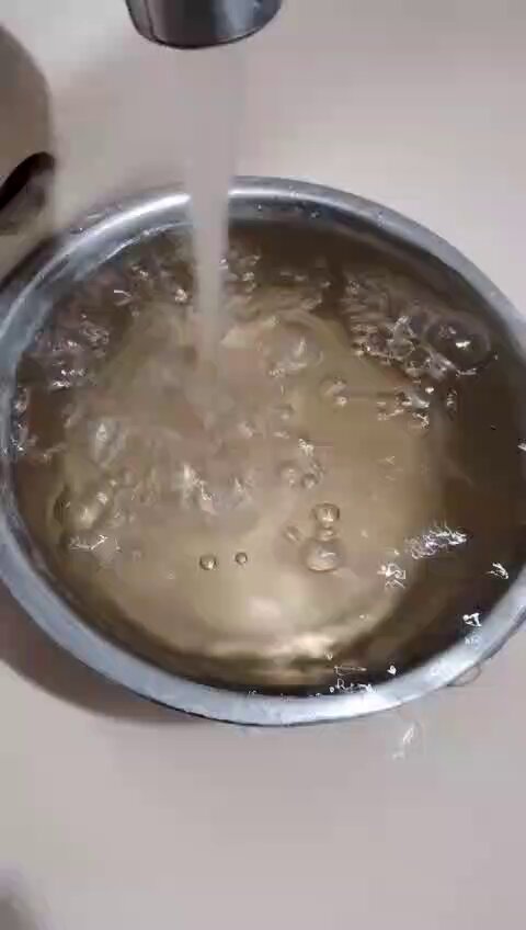En la colonia Libertad, en San Salvador Centro, algunos abonados de ANDA reportan que el suministro de agua potable presenta sedimentos, a pesar de no haber sido afectados como el masivo corte ocurrido desde el 16 de septiembre, debido a la reparación de una tubería principal del Sistema Zona Norte. Video LPG/Cortesía.