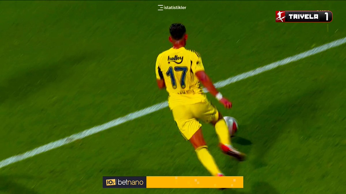 İrfan can Kahveci bu pozisyonda penaltı bekledi. Karar devam.