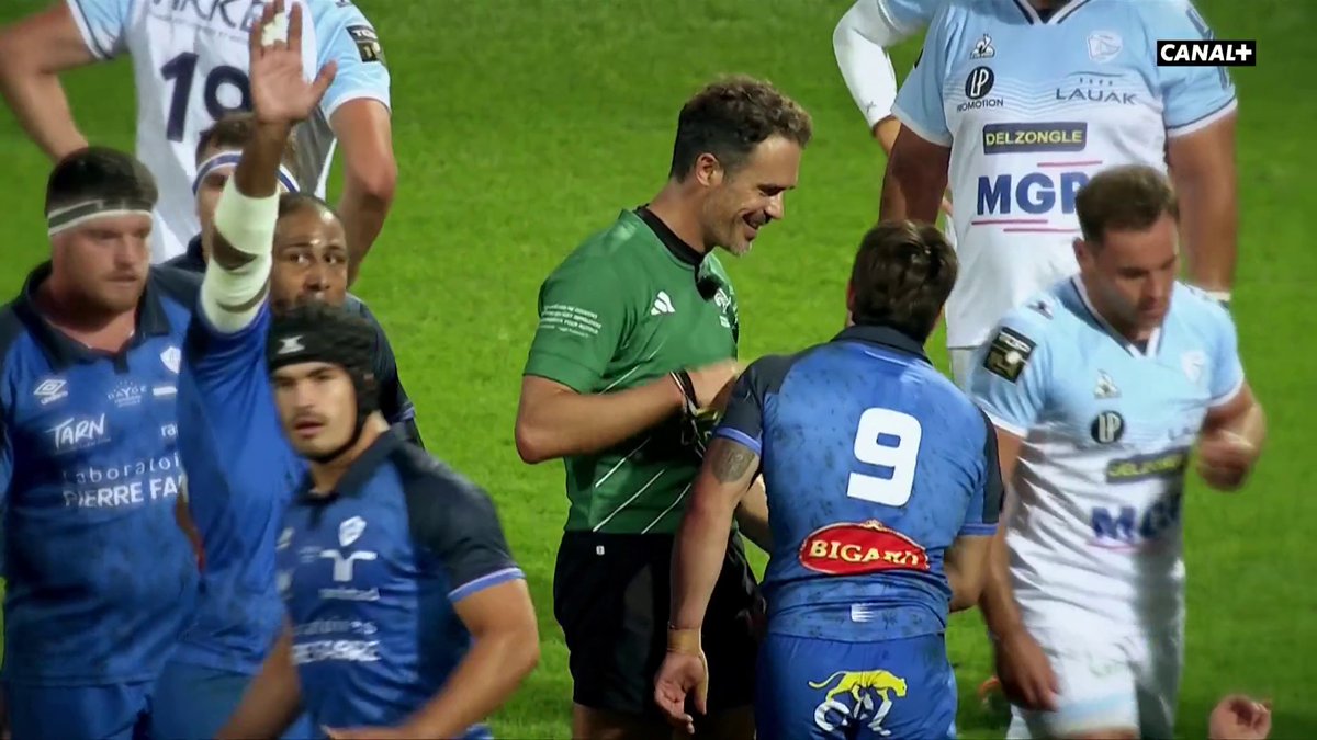 Attention, les arbitres sont aussi musclés que les joueurs 😂