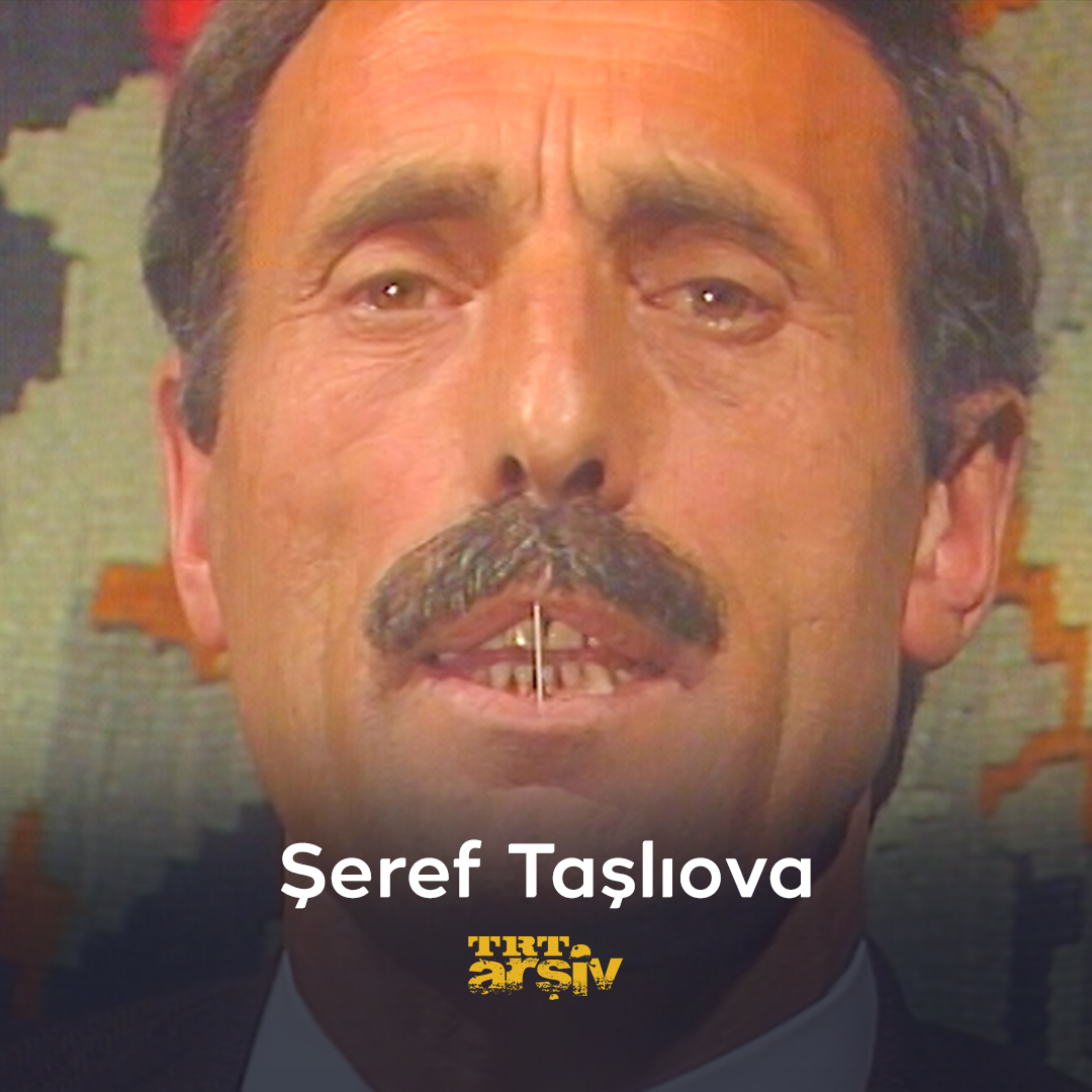 Âşıklık geleneğinin usta ismi Şeref Taşlıova, atışmaların en zorlu türü olan lebdeğmez (dudak değmez) sanatıyla ve sazındaki ustalığıyla hafızalarımızda yaşıyor. 🪕