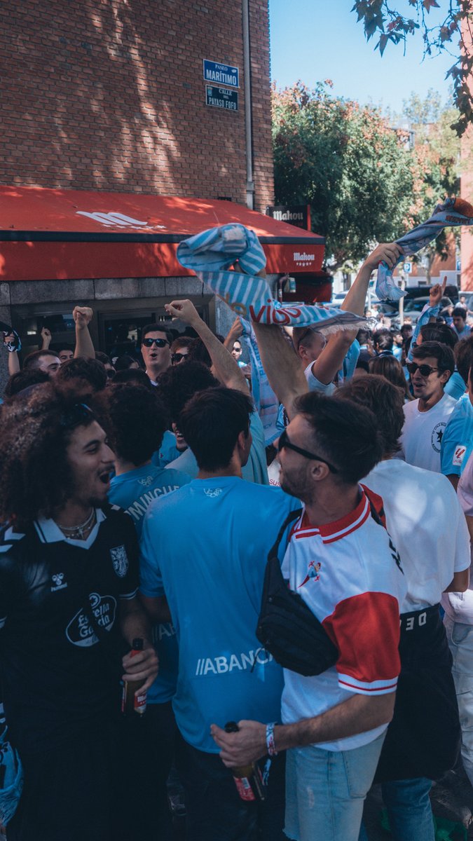 Nos quitaron la grada visitante. Nos obligaron a devolver las entradas. Y, pese a todas las dificultades, hoy hay ha habido más de 600 camis celestes repartidas por Vallecas con la gente de Morriña Celeste como anfitriona. Hay que estar muy orgullosos.