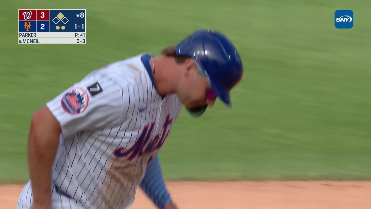 Pete Alonso gets a standing ovation from the Citi Field crowd as he's replaced for a pinch-runner in the 8th