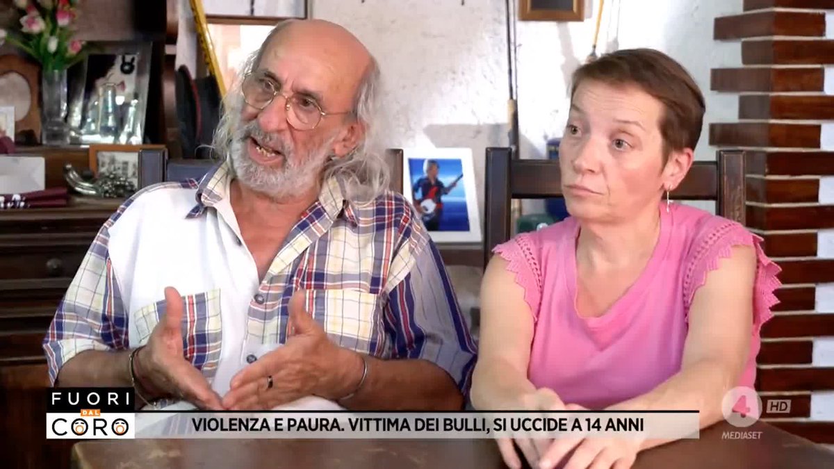 I genitori di Paolo avevano più volte denunciato l'accanimento nei confronti del figlio di 15 anni, suicidatosi perché vittima dei bulli a scuola. In una lettera a #Fuoridalcoro, però, la preside ha smentito i genitori. Il servizio di Costanza Tosi a #Fuoridalcoro
