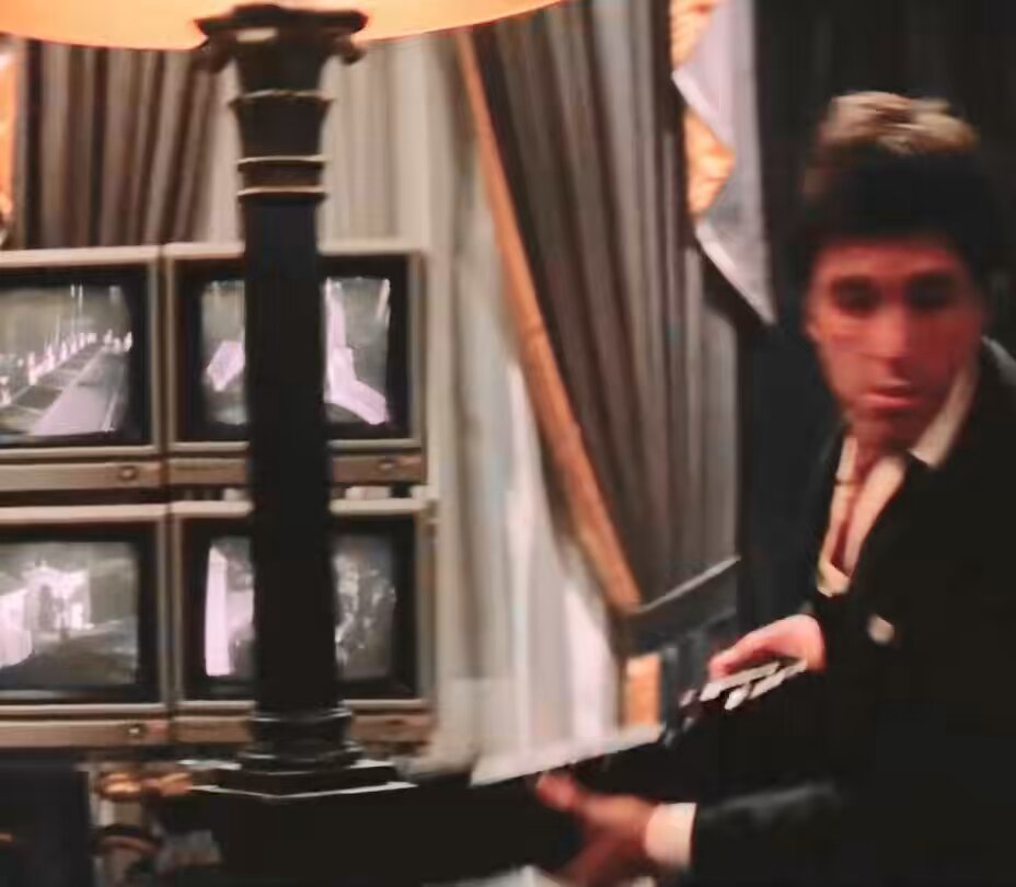 In Scarface during this scene, Al Pacino suffered a severe burn. Because he grabbed the barrel of his M16 after firing 30 rounds. It was scorching hot. Still blood-soaked in costume, the doctor said, “I thought you were some bum.” 🔥💀