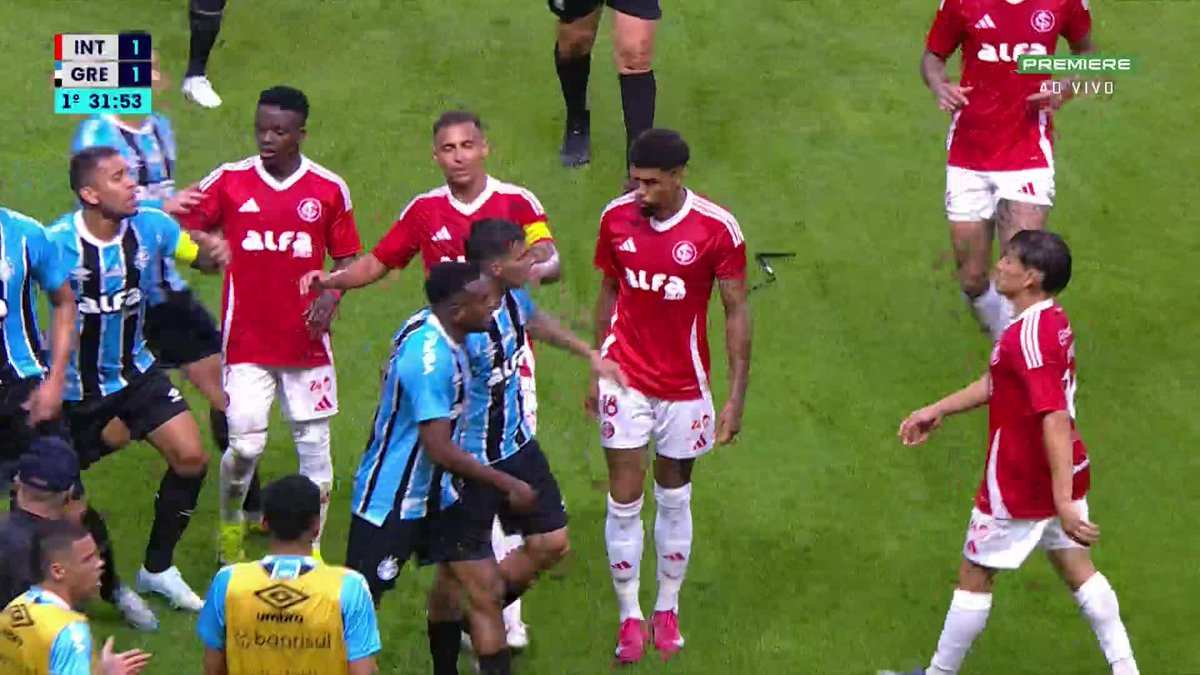 Bernabei chutou a bola no Edenílson e a confusão começou no Gre-Nal. 🎥 Premiere | ge