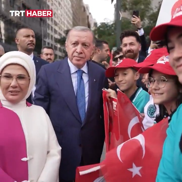 Cumhurbaşkanı Erdoğan, ABD’deki Türkevi'nin önünde kendisini karşılayan gençlerle ve çocuklarla sohbet etti.