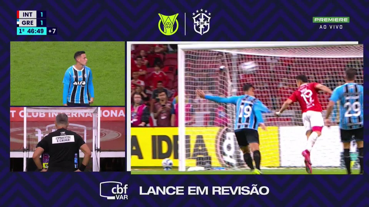 “Pênalti a brasileira”, bola resvala nos dedos do Zagueiro, não muda a trajetória da bola. Além disso, nota-se o puxão de camisa que impacta sim o movimento do jogador do Grêmio. Pênalti mal marcado e falta de ataque ignorada