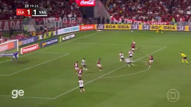 Léo Jardim saiu jogando errado e quase Saúl marcou para o Flamengo. 🎥 TV Globo 📺 | ge