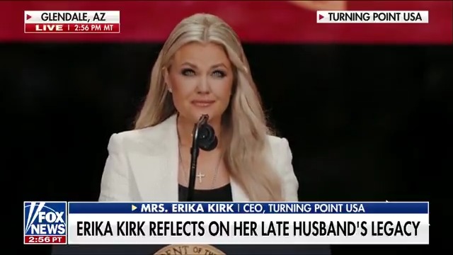 NOW: Erika Kirk takes the stage at her husband Charlie Kirk’s memorial, receiving a heartfelt standing ovation from thousands of supporters during an emotional moment.