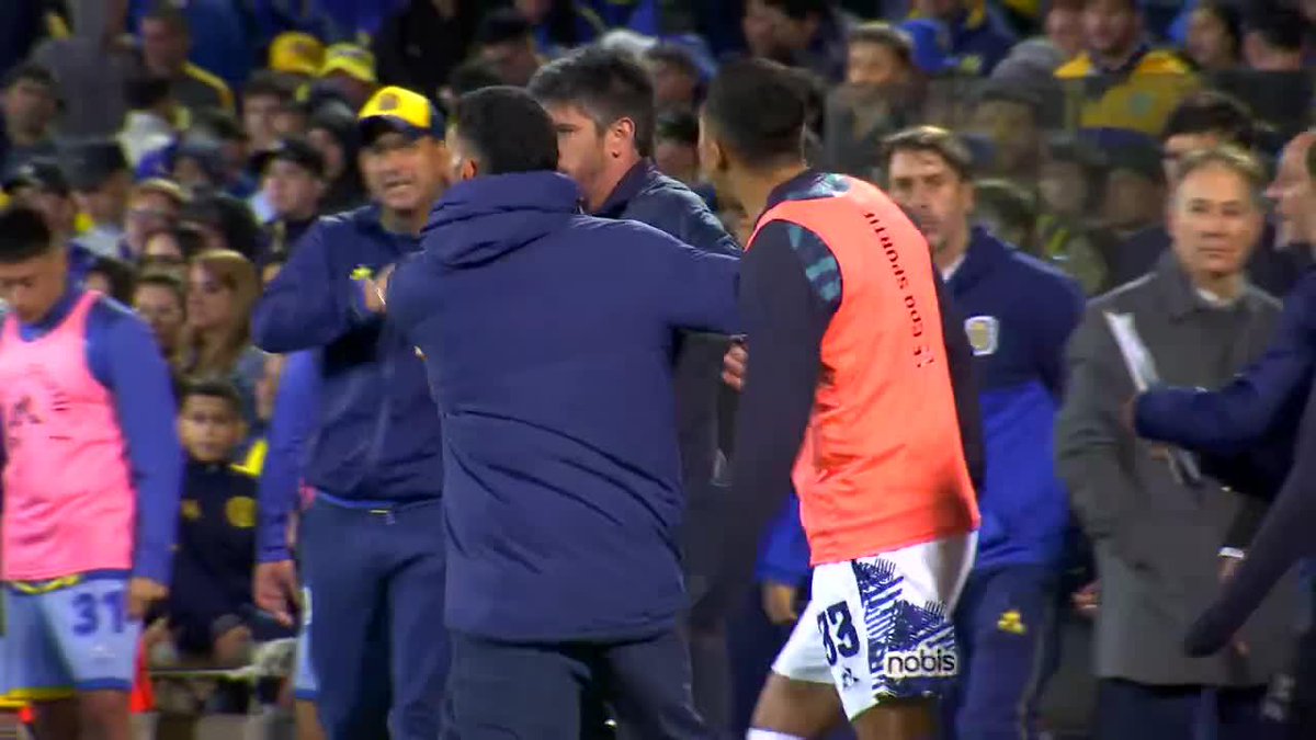 A Tevez lo frena Pablo Pérez. Los patos le tiran a las escopetas.