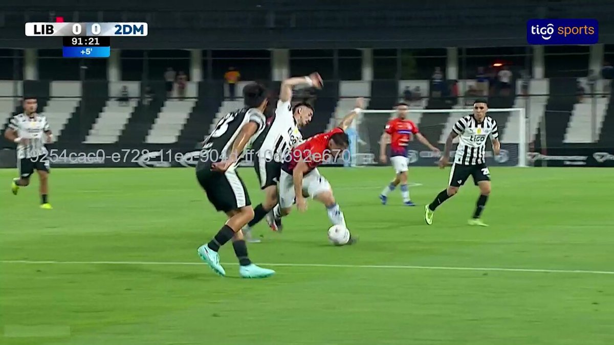 Mucho enojo en #Libertad tras este penal que cobró el árbitro a favor del 2 de Mayo en tiempo de descuento 👇