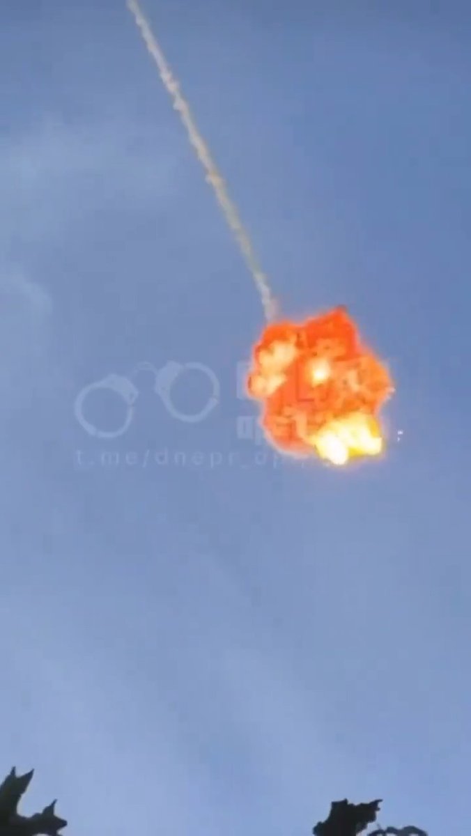 *Apparently* shooting down incoming Russian drones has become a spectator sport in Dnipro, Ukraine 💥 Arm yourselves accordingly.... #war #ukraine #russia #drone