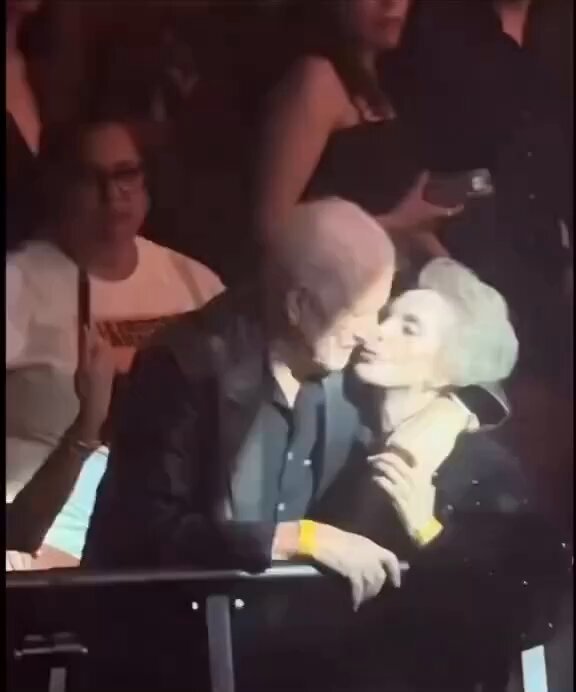 Recientemente, Doña Cuquita (María del Refugio Abarca Villaseñor), la viuda del icónico cantante Vicente Fernández, apareció en un video público junto a su novio, lo que confirmó rumores sobre una nueva relación sentimental.
