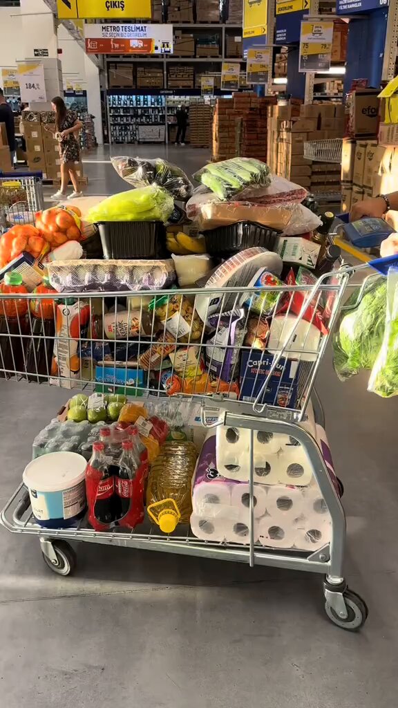 yeni gelin dolabi anca hazır market ürünleri ne yapayım böyle dolabı içinde bi kap yemek yoksa