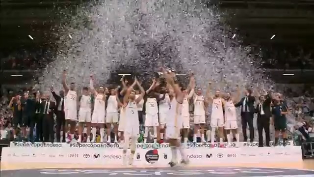 Ⳡ¡Quedan 4⣠dÃas para que la #SupercopaEndesa desembarque en Málaga! Y... hoy recordamos cómo el Real Madrid Basket levantó en Murcia la décima Supercopa Endesa de su palmarés. ¿Se repetirá en Málaga? ð