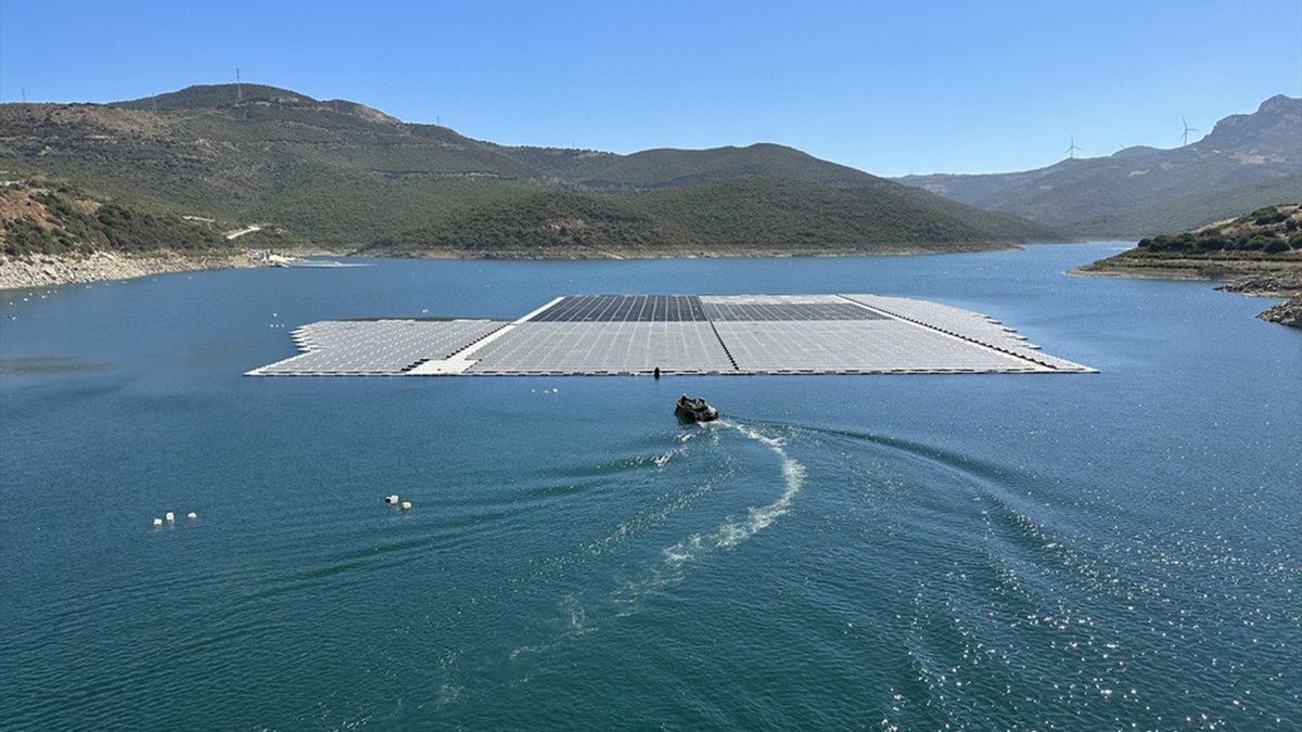 🇲🇦⚡️ Tanger Med inaugure la première centrale solaire flottante d’Afrique pour alimenter le port en énergie propre et limiter l’évaporation des eaux du barrage.