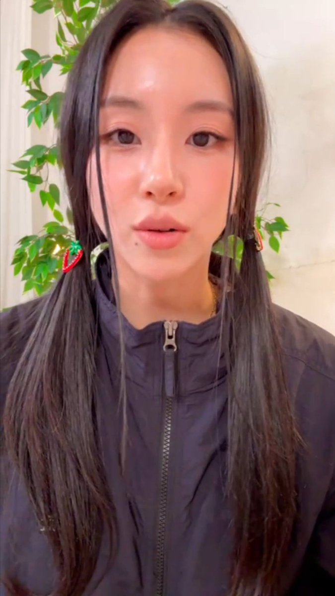 Chaeyoung went live, called herself baby beast, said she'll clean our screens, did her window wiper impression, then ended the live. Probably some mission penalty 😭😭
