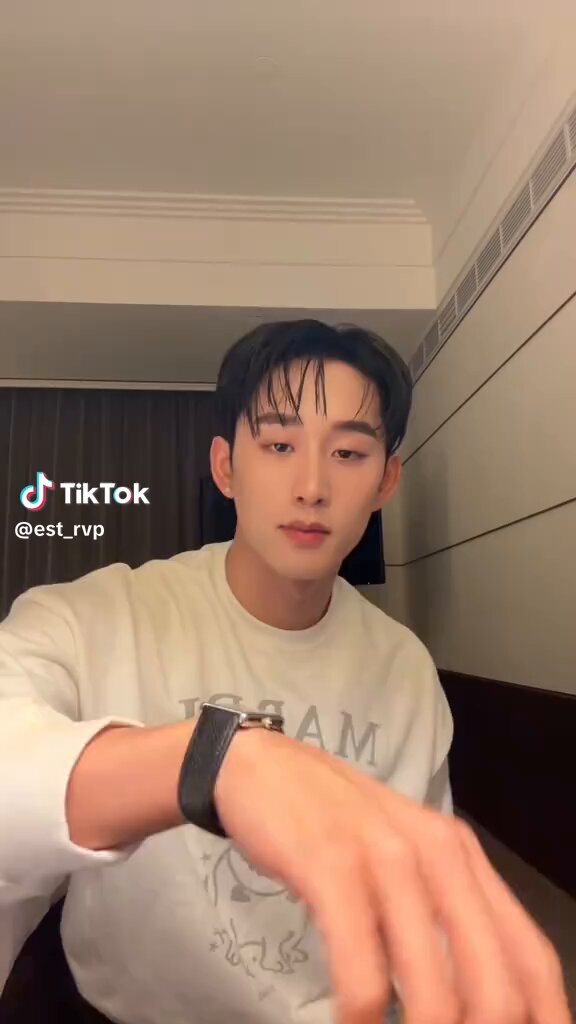 I'm not sure about this one cause this 1 phrase can means 2 different things I read william lips as :Hom Mai? (หอมมั๊ย?) Which can means: Kiss?(cheek kiss) Or means: Does it smell good?