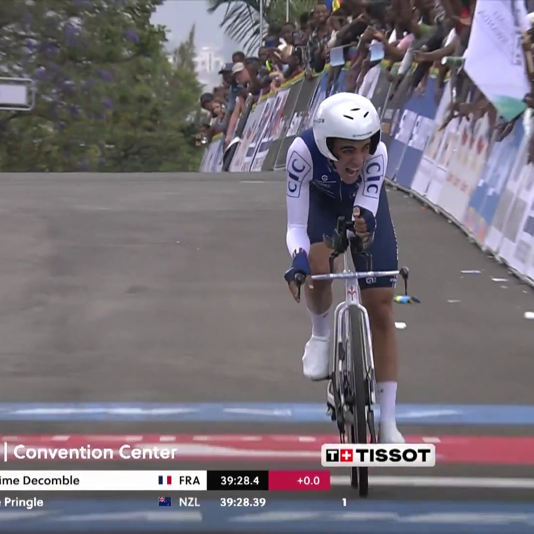 🤯 𝐀𝐮 𝐛𝐨𝐮𝐭 𝐝𝐞 𝐥'𝐞𝐟𝐟𝐨𝐫𝐭 ! Quel finish de Maxime Decomble ! Le Français donne tout ce qu'il a dans le ventre et va décrocher une sublime médaille de bronze en U23 ! #UCIWorldChampionship2025 #UCIRwanda #Kigali2025