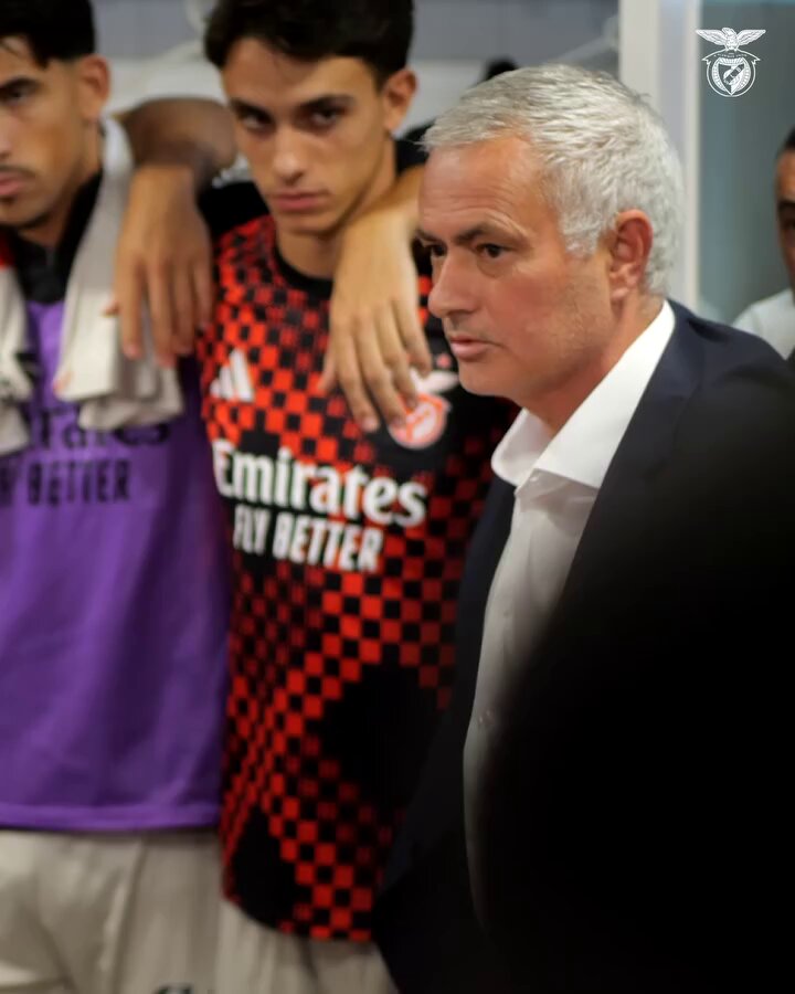Aquela motivação extra para entrar em campo com apenas uma coisa em mente 🧠: 𝗴𝗮𝗻𝗵𝗮𝗿! Qual seria o treinador capaz de mexer contigo desta maneira? 🎬 SL Benfica #SLB