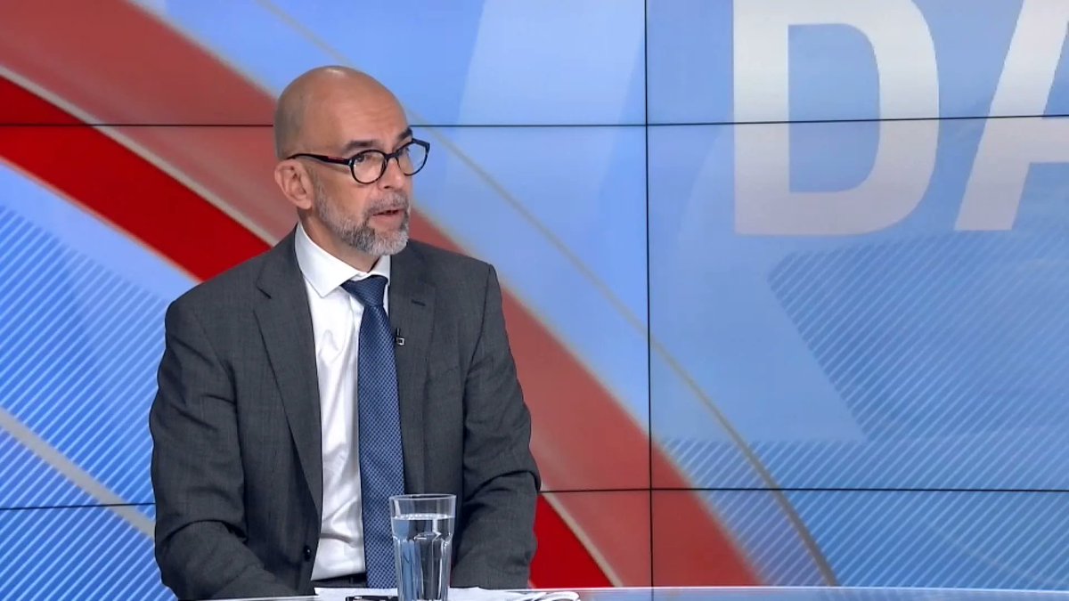 Advokat Vladimir Beljanski ocenio je da, kako je rekao, nismo svi jednaki pred zakonom, osvrćuči se na činjenicu da je njegov klijent Milan Spremić u slučaju pada nadstrešnice u Novom Sadu proveo više meseci u pritvoru, a bivši ministar građevine Goran Vesić nije. "Sud koji je odlučivao o pritvoru je odlučio da nema sumnje da je Vesić izvršio krivično delo, te da nema osnova za pritvor iako se protiv njega vodi postupak. Sada mu je određen kućni pritvor, dok je drugim osumnjičenima mera produžena", ocenio je Beljanski u #DanUživo sa Maja Dragić 🍓