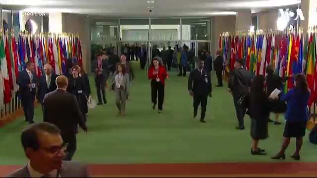 在冲突和全球两极分化的背景下，世界各国领导人正齐聚纽约，庆祝联合国成立80周年。出席这次联大会议的将有来自190多个国家的国家元首和代表。美国总统特朗普星期二(9月23日)将在联合国大会正式开幕式上发表主旨演讲。 相关报道👉