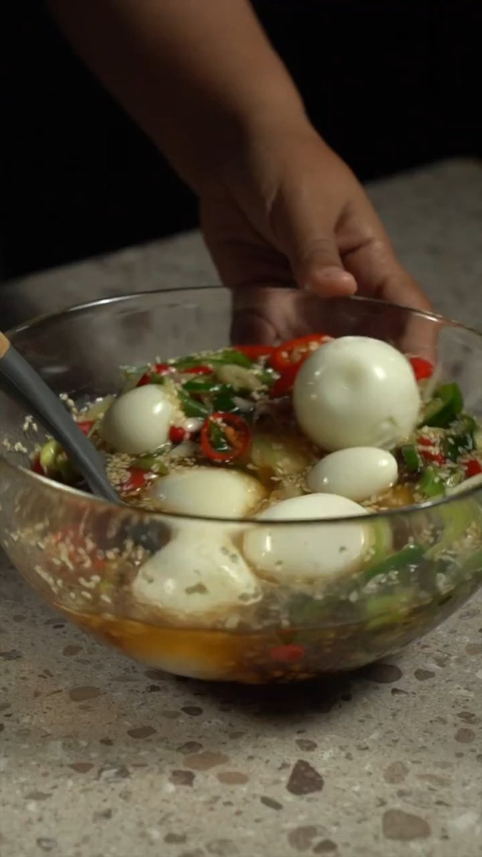 Mayak Gyeran (마약계란) adalah hidangan telur rebus khas Korea yang dimasak dengan saus kecap, bawang putih, dan sedikit sentuhan pedas. Cocok jadi lauk atau teman nasi panas! 🍚🥢🥚