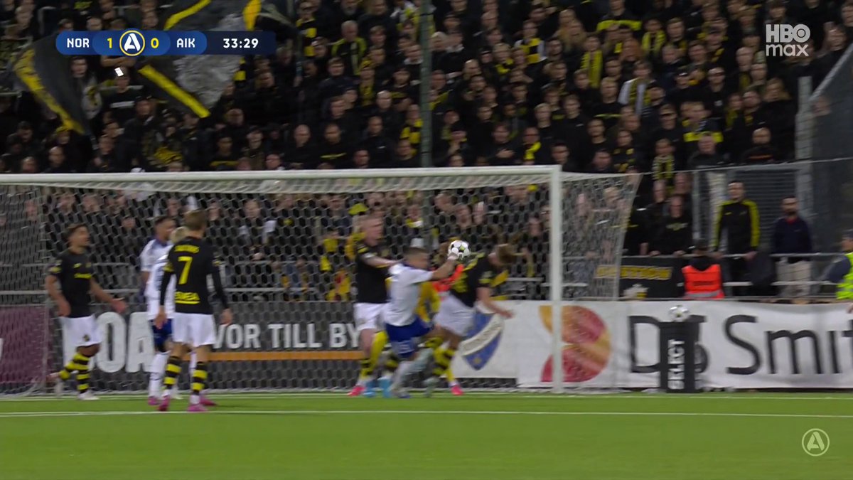 Repris på Pekings 1-0-mål. AIK-spelarna ropade på hands, men målet godkändes. 🔍 📲 Se matchen på HBO Max