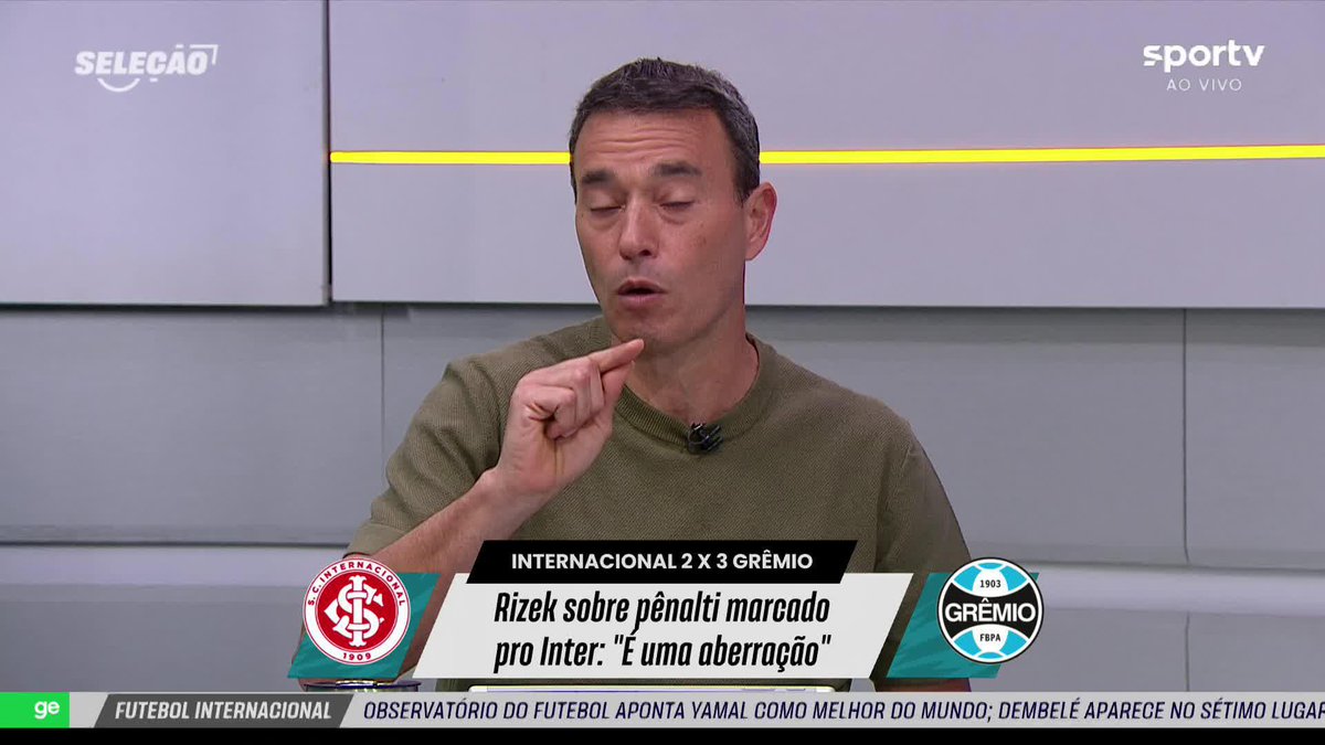 André Rizek sobre o primeiro pênalti marcado para o Inter contra o Grêmio: “Uma aberração. O juiz acertou e o VAR fez ele errar. Isso deveria causar vergonha no setor de arbitragem da CBF. O mundo inteiro viu que não foi pênalti.” 🎥 sportv | ge