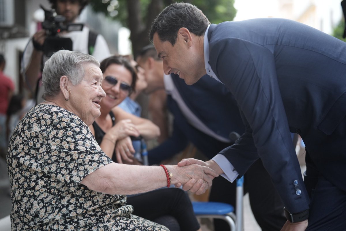 Van a seguir calentando la situación política y social. Lo sabemos. Solo quieren polarizar y dividir a la sociedad. Nosotros vamos a seguir a lo nuestro: el interés de los andaluces. Sigamos avanzando con la honestidad por bandera para revalidar la mayoría suficiente.