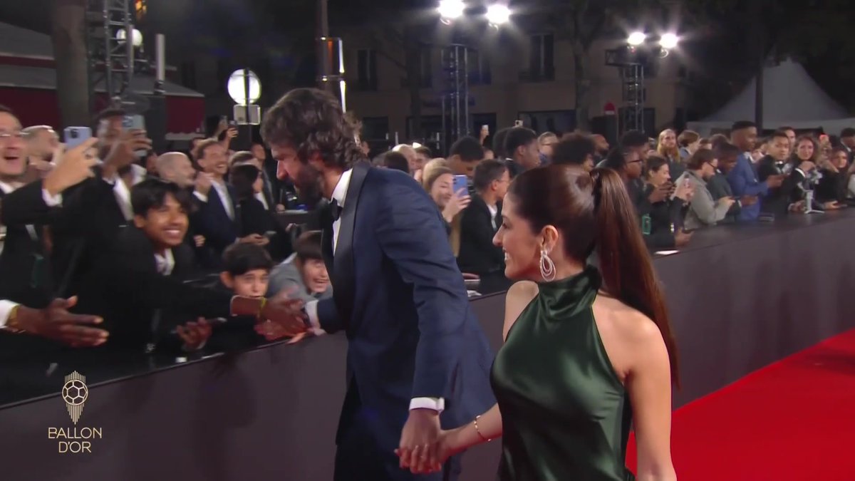 Belle ambiance à l'arrivée de Virgil van Dijk, Alisson Becker et Arne Slot de Liverpool ! #ballondor
