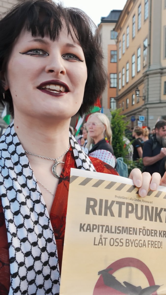 Extremvänstern lyckas aldrig hålla ihop. Kommunistiska partiet, Sveriges kommunistiska parti, Revolutionära kommunistiska partiet, Socialistiskt alternativ, Solidaritet, Framtidens vänster och Vänsterpartiet slåss om samma handfull röster. Varför inte bara slå ihop cirkusen?