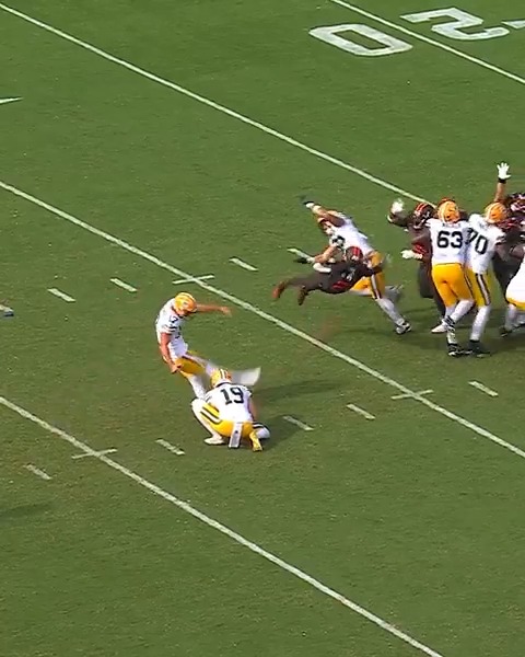 There were 4 blocked field goals in the 4th quarter on Sunday, the most in a single day since at least 1991 🫢 Philadelphia Eagles | Cleveland Browns | New York Jets | Accenture