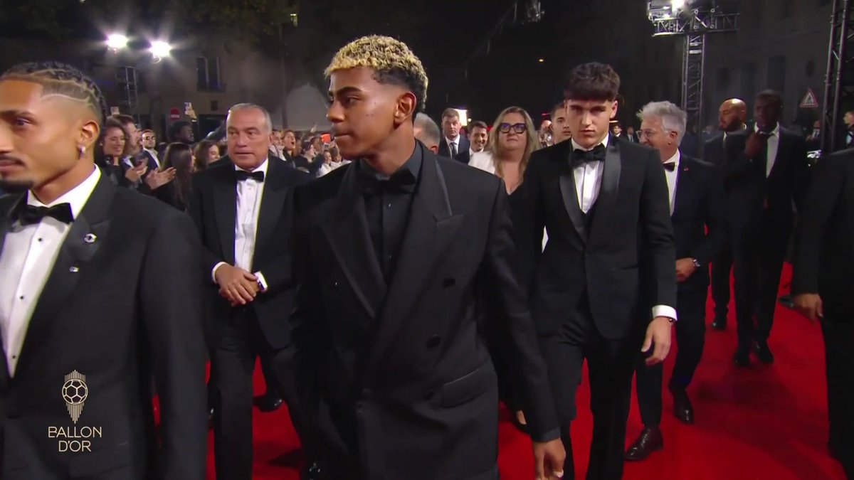 Grosse ambiance à l'arrivée de la délégation du FC Barcelone sur le tapis rouge du Ballon d'Or ! #ballondor