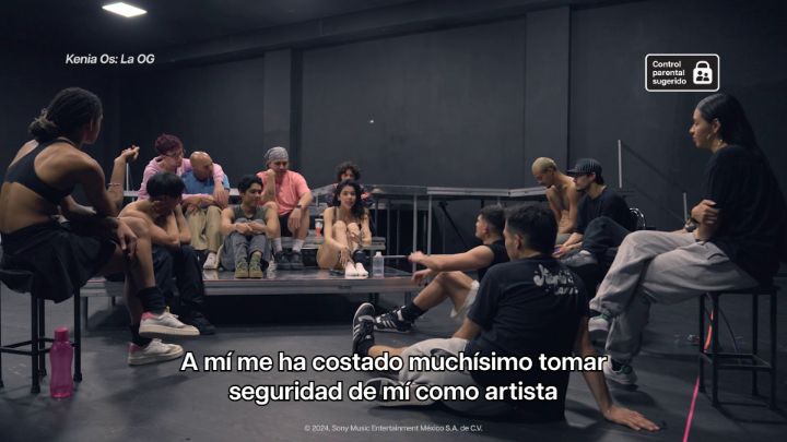 Kenia abriendo su 🩷 para agradecerles a sus bailarines por darlo todo para que el show salga perfecto es un 20/10 🥹 #KeniaOs: La OG, ya disponible en #DisneyPlus.