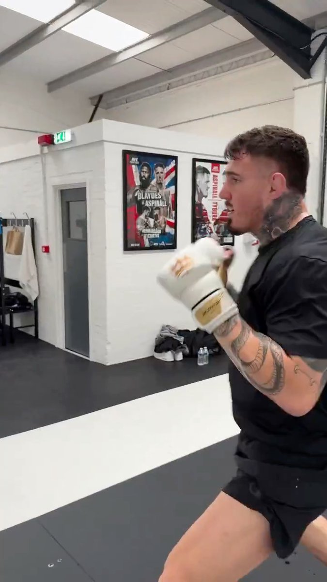 Ça charbonne dur pour Tom Aspinall ! 👀🏆 #UFC321