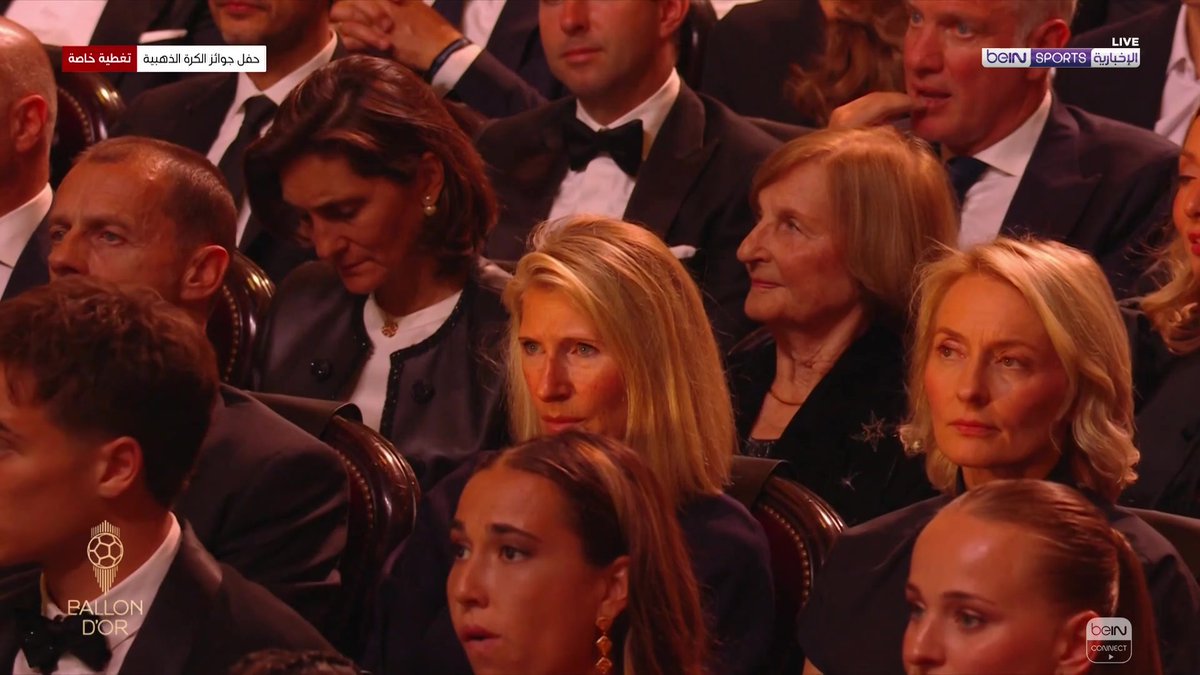 🚨 حفل جوائز الكرة الذهبية الهولندية سارينا فيخمان تفوز بجائزة "يوهان كرويف" لأفضل مدربة لعام 2025. #الكرة_الذهبية #BallonDor