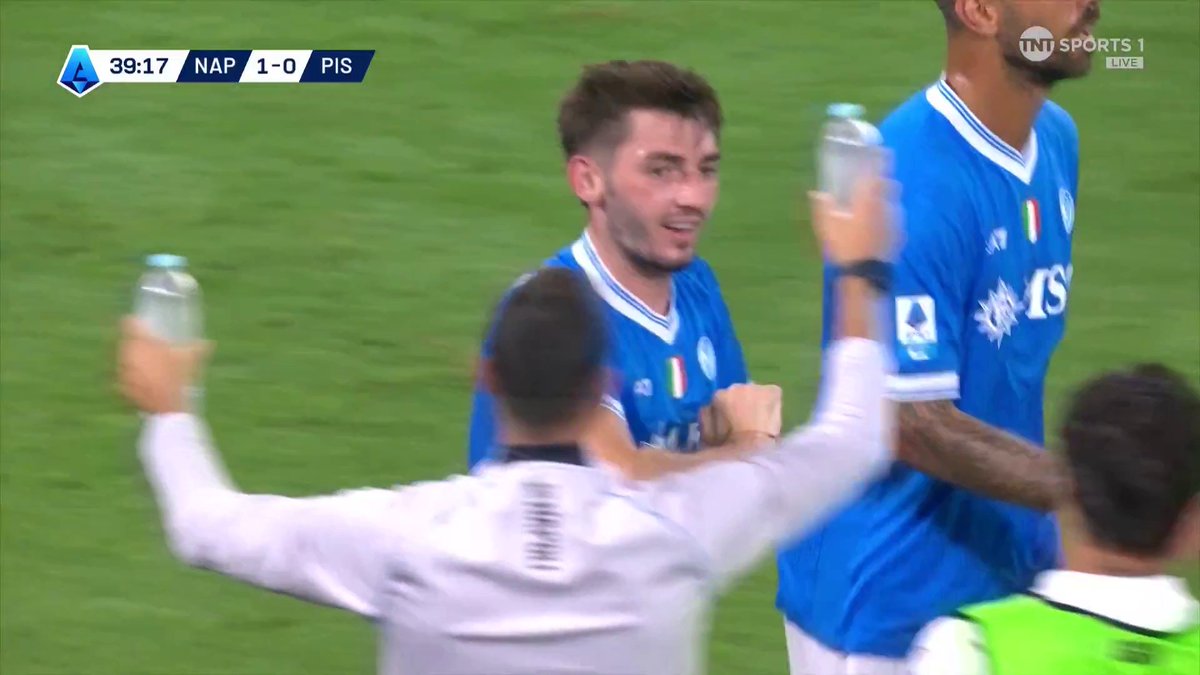 Billy Gilmour, take a bow 👏 Lovely dummy from the Scotsman and then his deflected effort finds the corner to give Napoli the lead. 📺 TNT Sports &amp; discovery+ UK