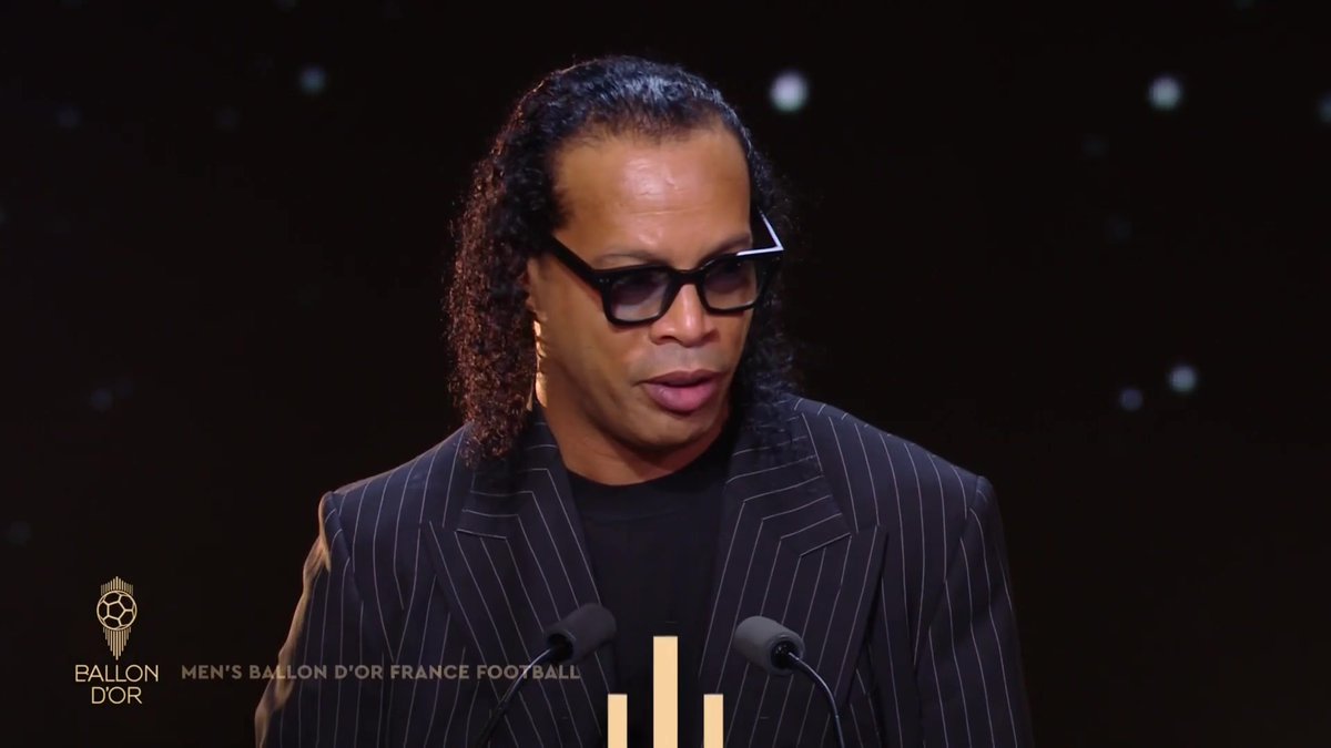 😍 Ronaldinho is on stage! #ballondor