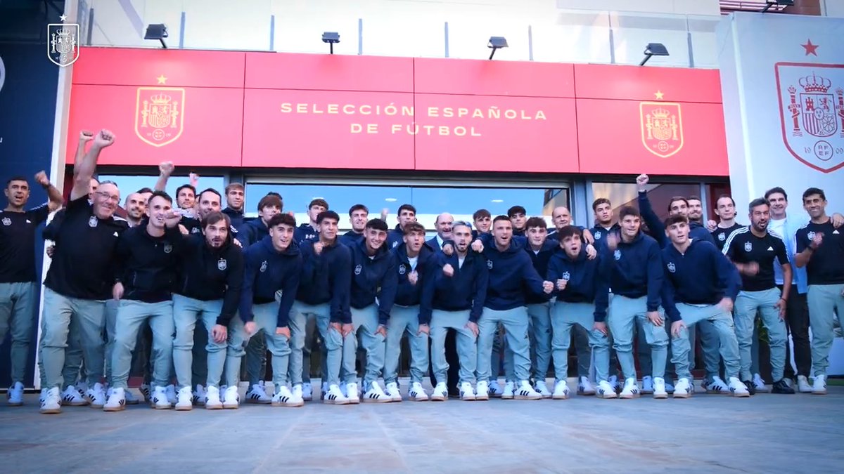 🫂 Rafael Louzán despide a la 𝘀𝘂𝗯-𝟮𝟬 antes de su viaje a Chile. ❝Os deseo muchísima suerte, tenéis el honor de vestir la camiseta de España en la fase final de un Mundial❞ ℹ️ #U20WC | #NuestraBase